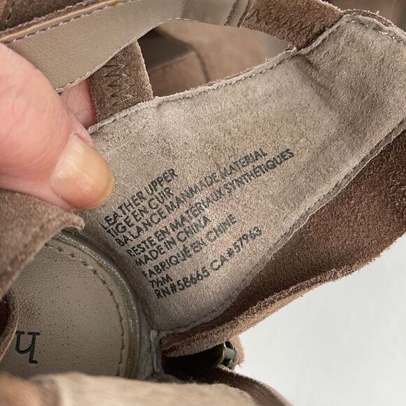 Hinge size 7.5 taupe leather zipper back 4” heeled sandals. - Picture 10 of 11